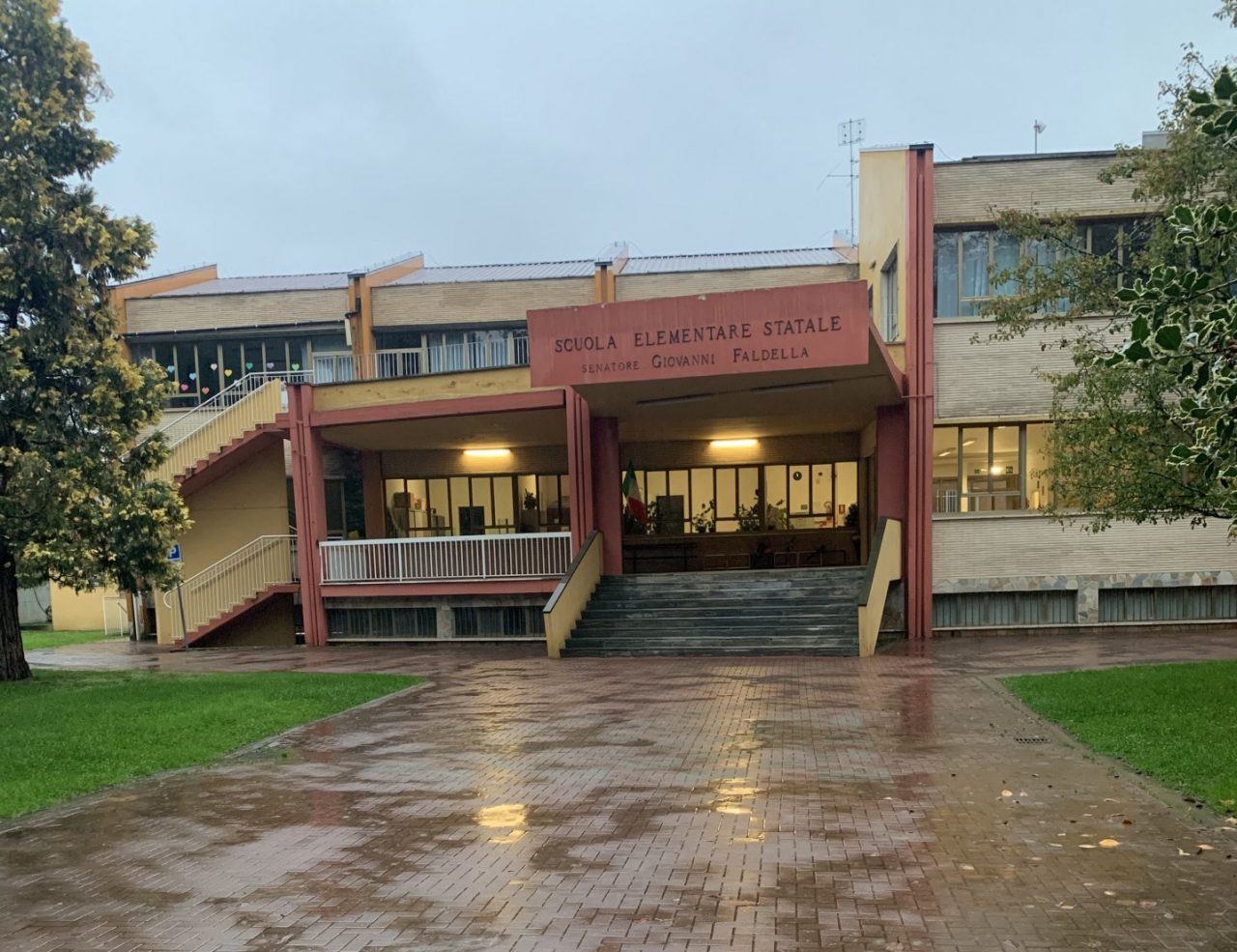 Vietato entrare nel cortile delle scuole: è polemica