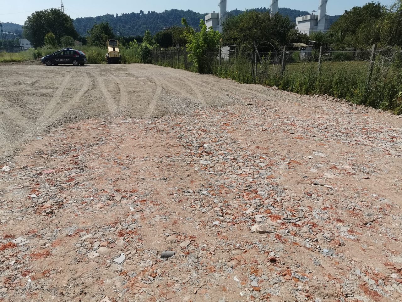Macerie e ghiaia nel campo, denunciata nomade