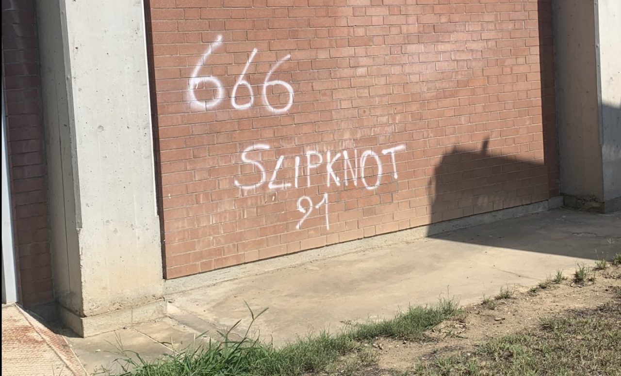 I vandali colpiscono ancora… anche il parco giochi