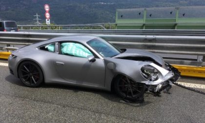 Porsche si schianta sull'autostrada A5