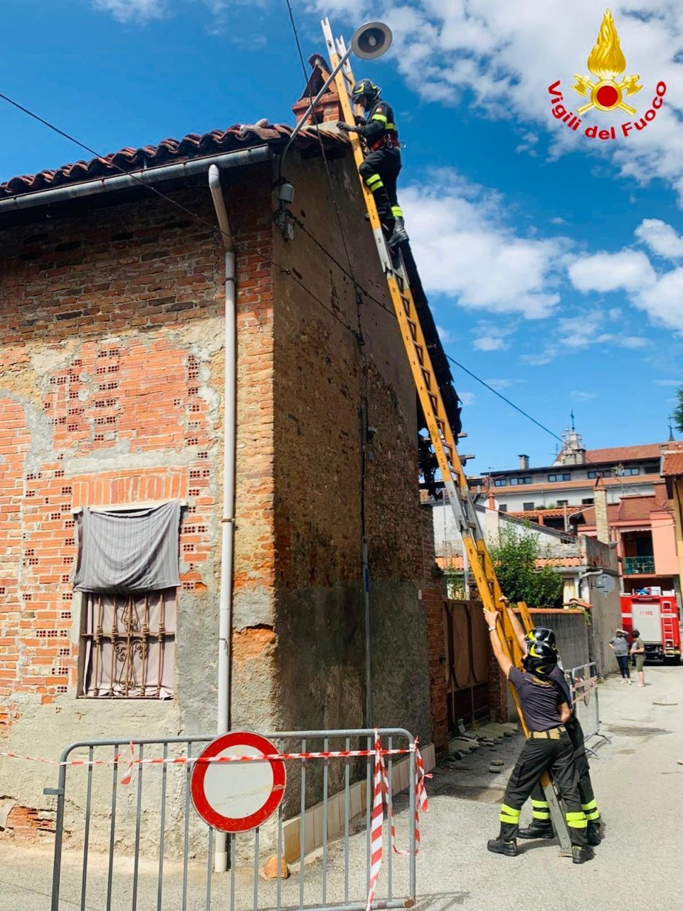 Tetto pericolante, l’arrivo dei vigili del fuoco