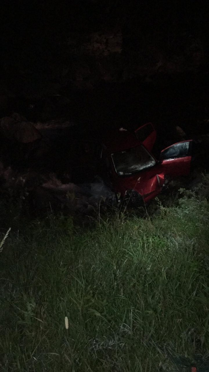 Auto esce fuori strada con 4 giovani a bordo: uno è al Cto