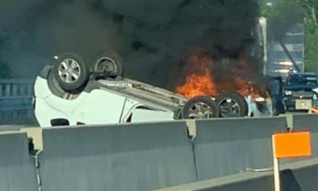 Auto si ribalta e prende fuoco sulla tangenziale di Torino: 4 feriti