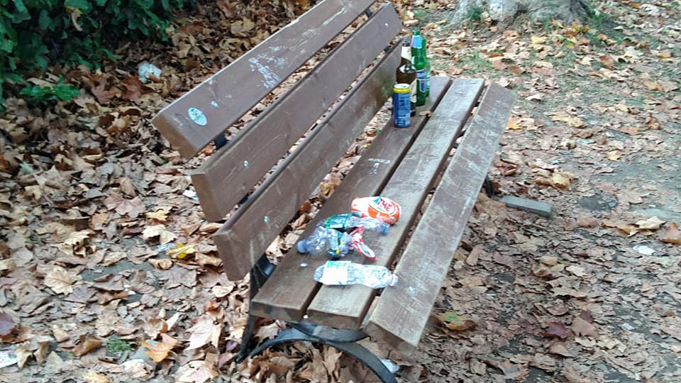 Parco della stazione di Montanaro tra bottiglie abbandonate e cartacce