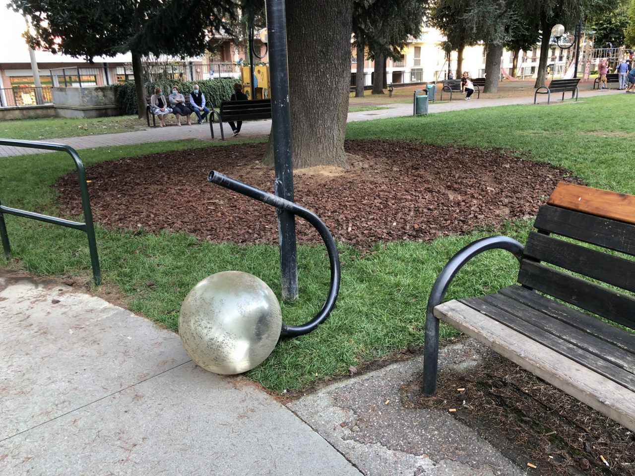 Cade lampione al parco, travolto un bimbo