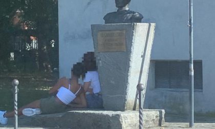 Monumenti usati come panchine dai ragazzi LE FOTO