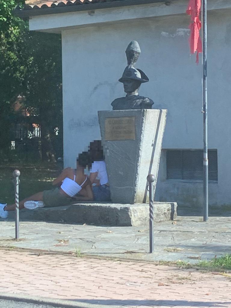Monumenti usati come panchine dai ragazzi LE FOTO