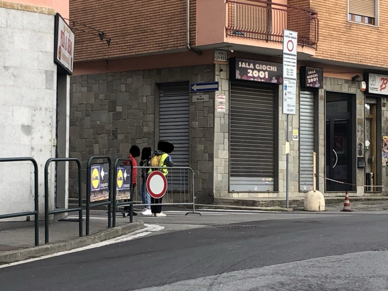 Studente circondato e picchiato dai bulli