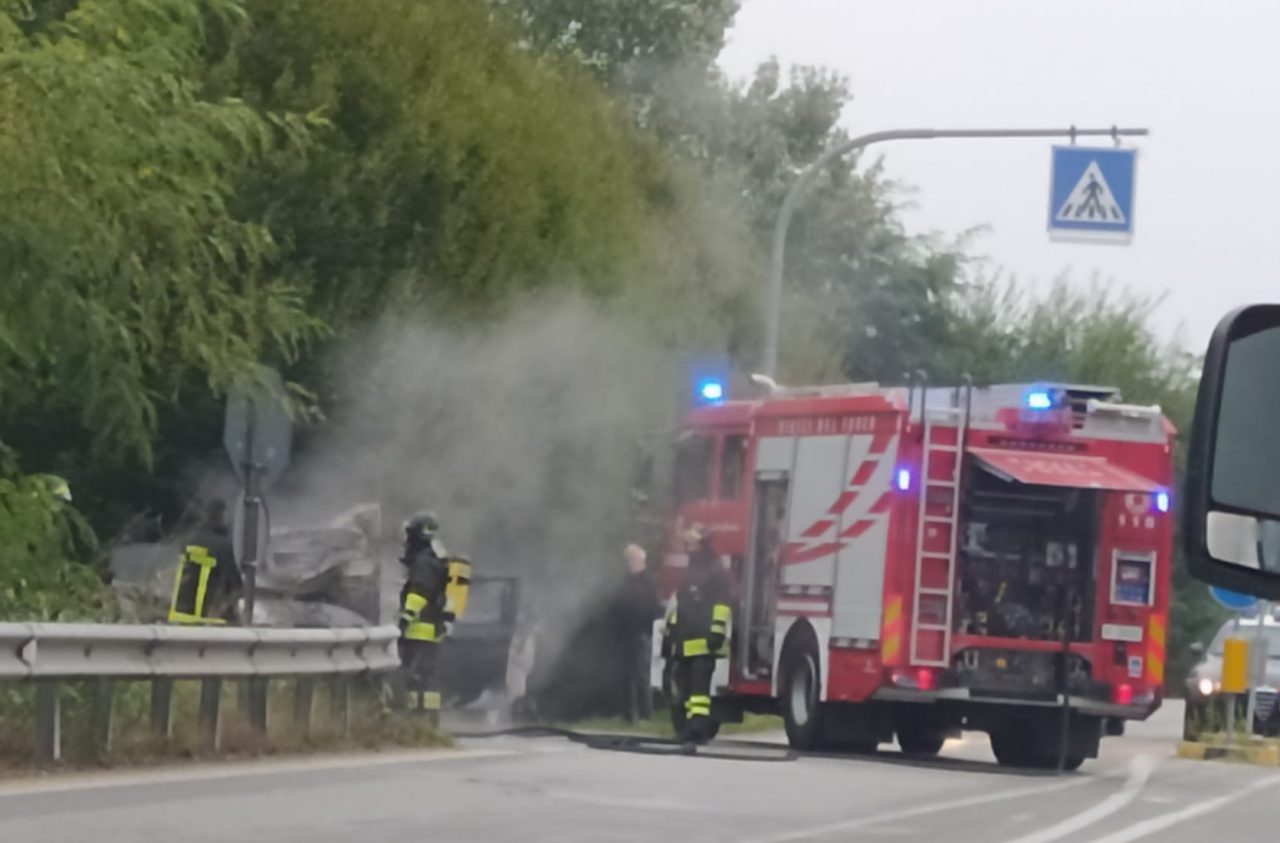 A fuoco l’auto del direttore dell’Unicredit
