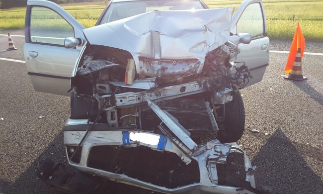 Incidente sulla Torino-Aosta, auto tampona un tir