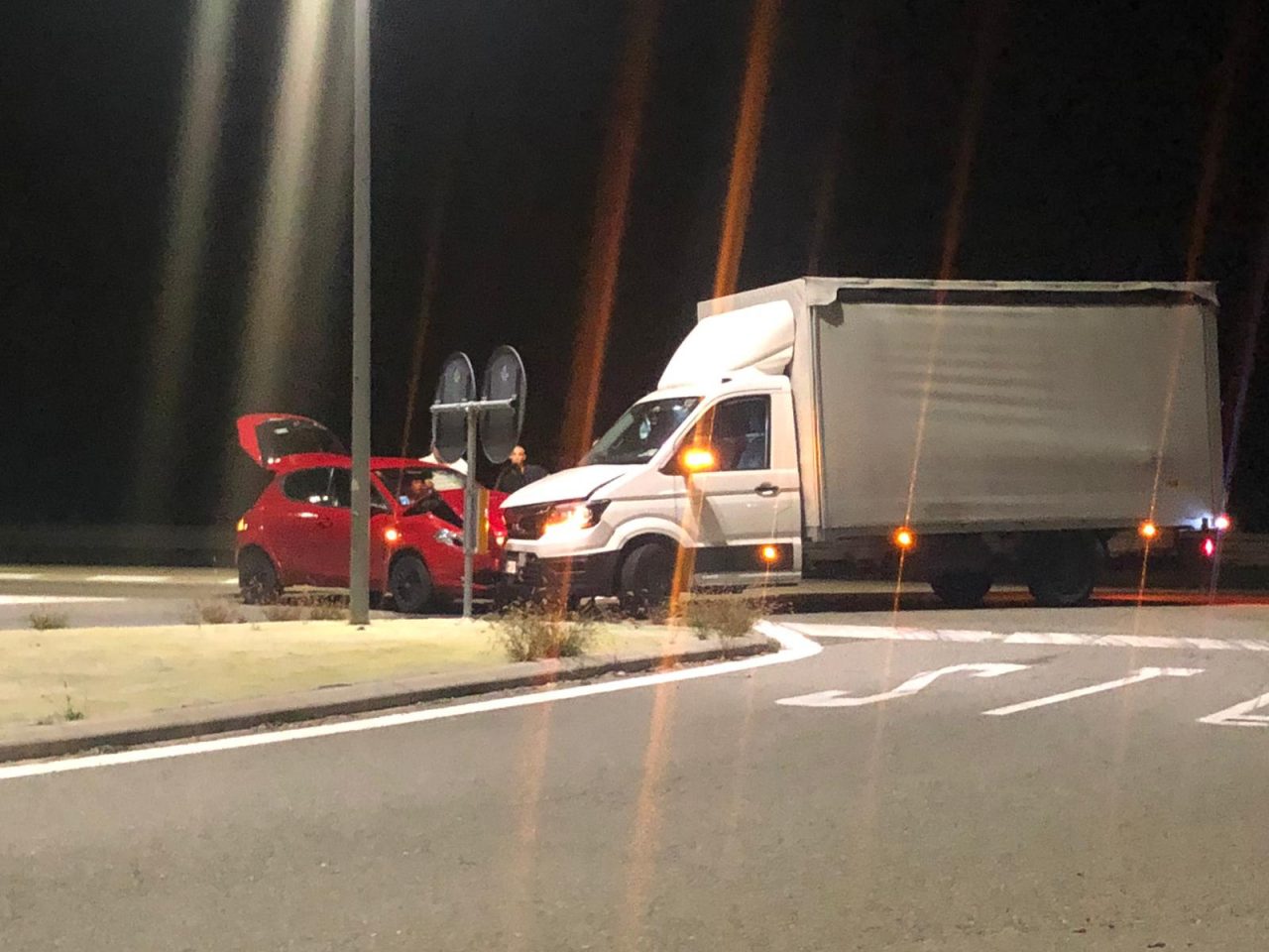 Scontro tra un’auto e un autocarro a Chivasso Ovest