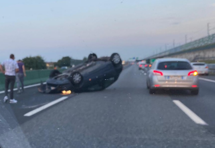 Autostrada A4, auto si ribalta all’altezza di Chivasso Ovest