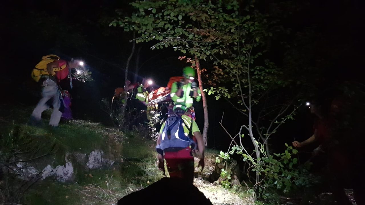 Cade da un pendio in montagna mentre cerca funghi