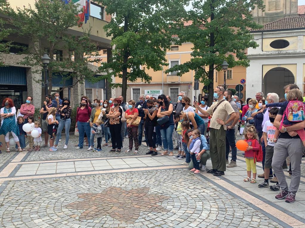 Scuola chiusa, genitori in piazza: fischi e urla contro il sindaco I VIDEO