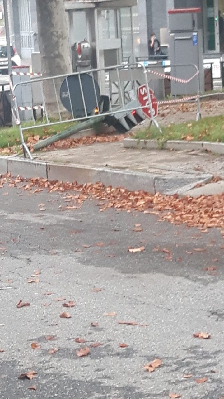 Cade un semaforo in piazza a Brandizzo