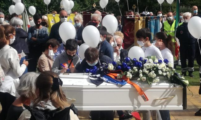L’ultimo saluto ad Andrea Baima Poma, palloncini bianchi e motori rombanti