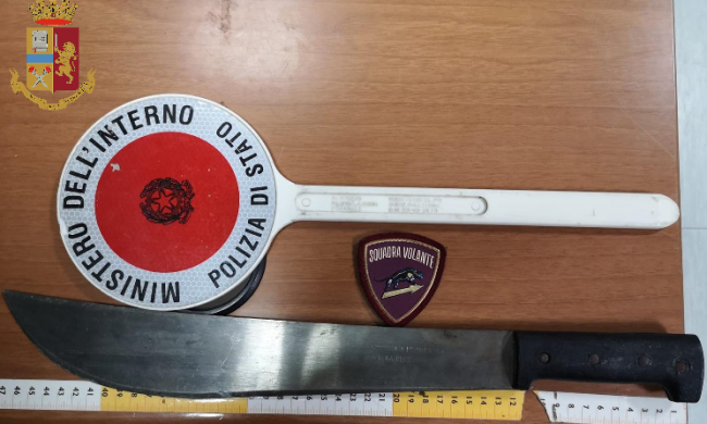 Niente birra gratis e così con il machete distrugge le tende e la vetrina di una gastronomia