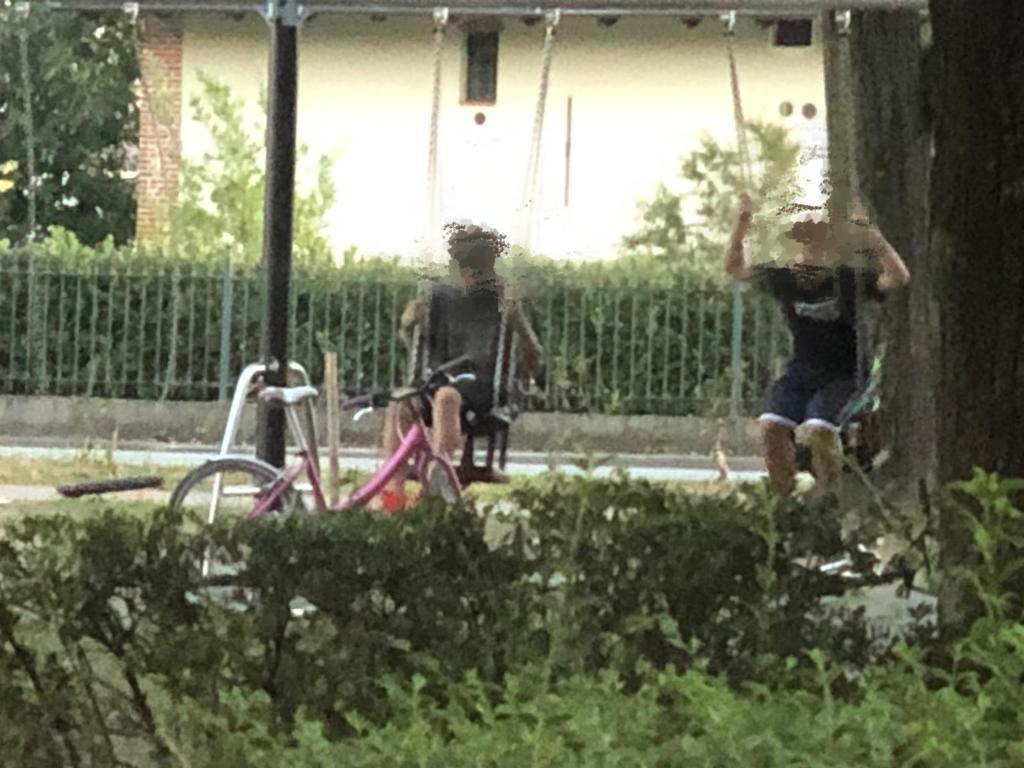 Il parco nelle mani degli adolescenti: giostre vietate ai bambini più piccoli