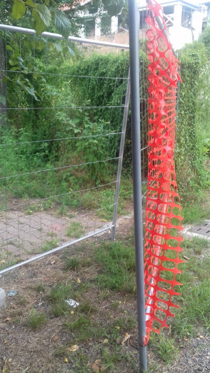 Vandali in azione rompono il recinto del parco giochi
