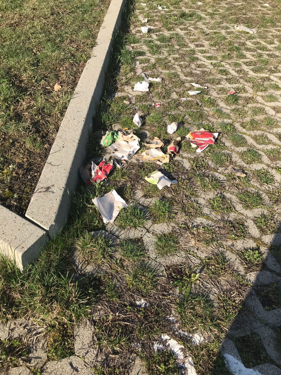 Via Falcone tra rifiuti e preservativi