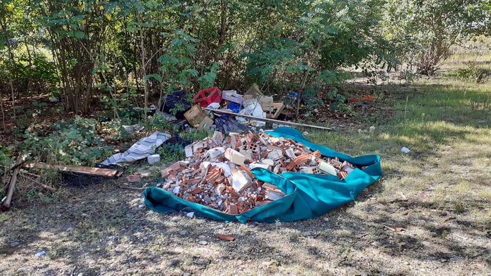 Scarti di materiale edile abbandonati in campagna