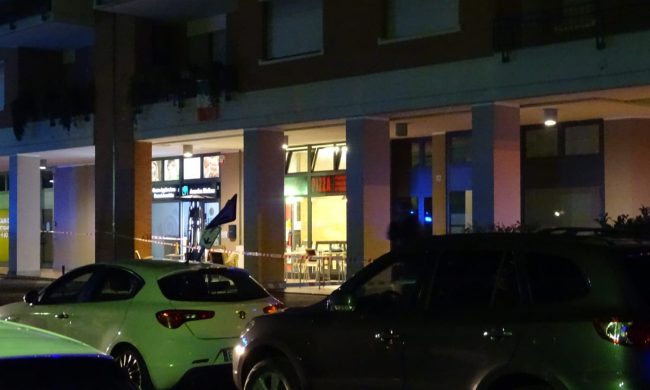 Fratelli gambizzati fuori da una pizzeria