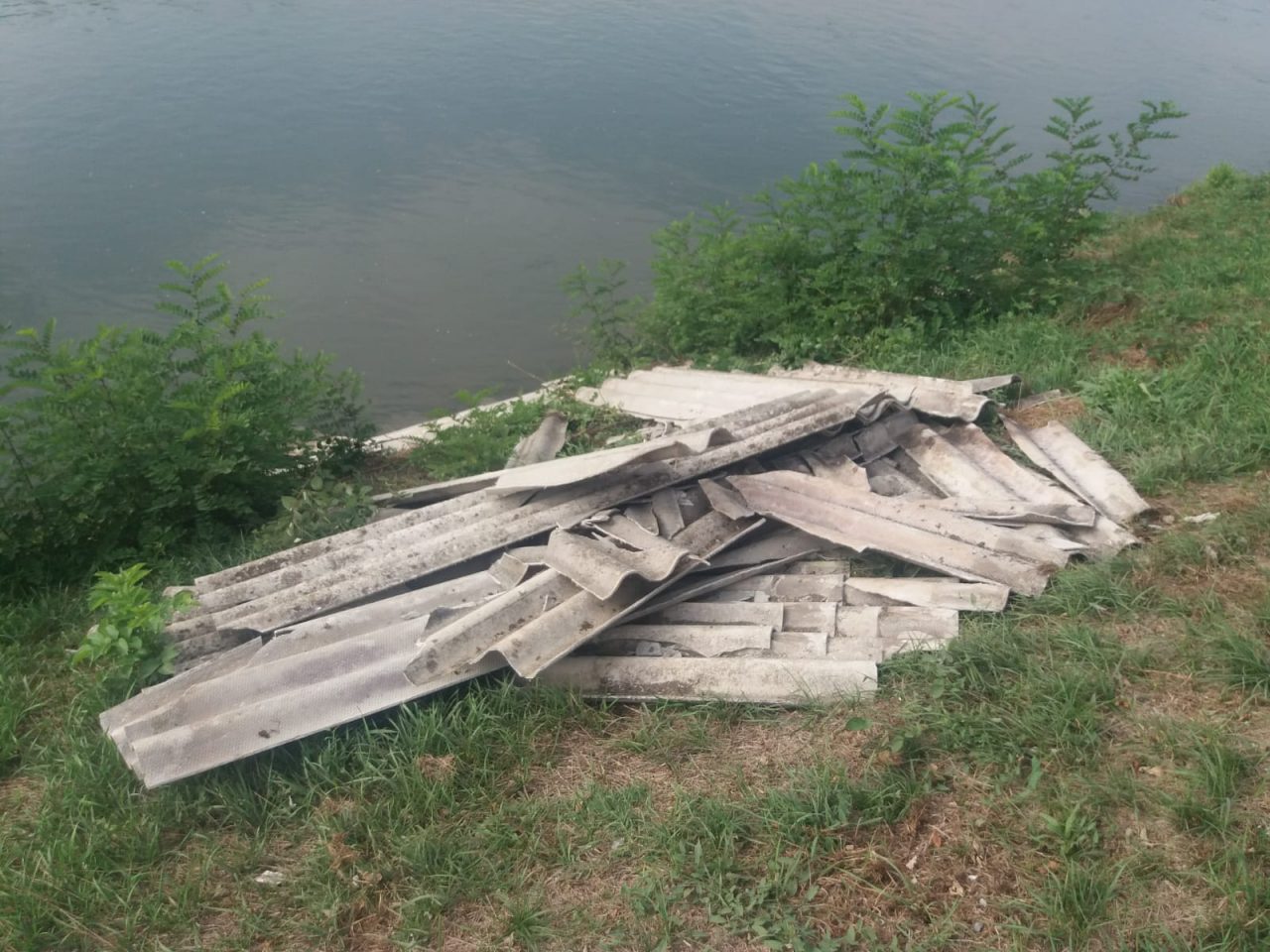 Lastre di amianto lungo il Canale Cavour e alla Colonia LE FOTO