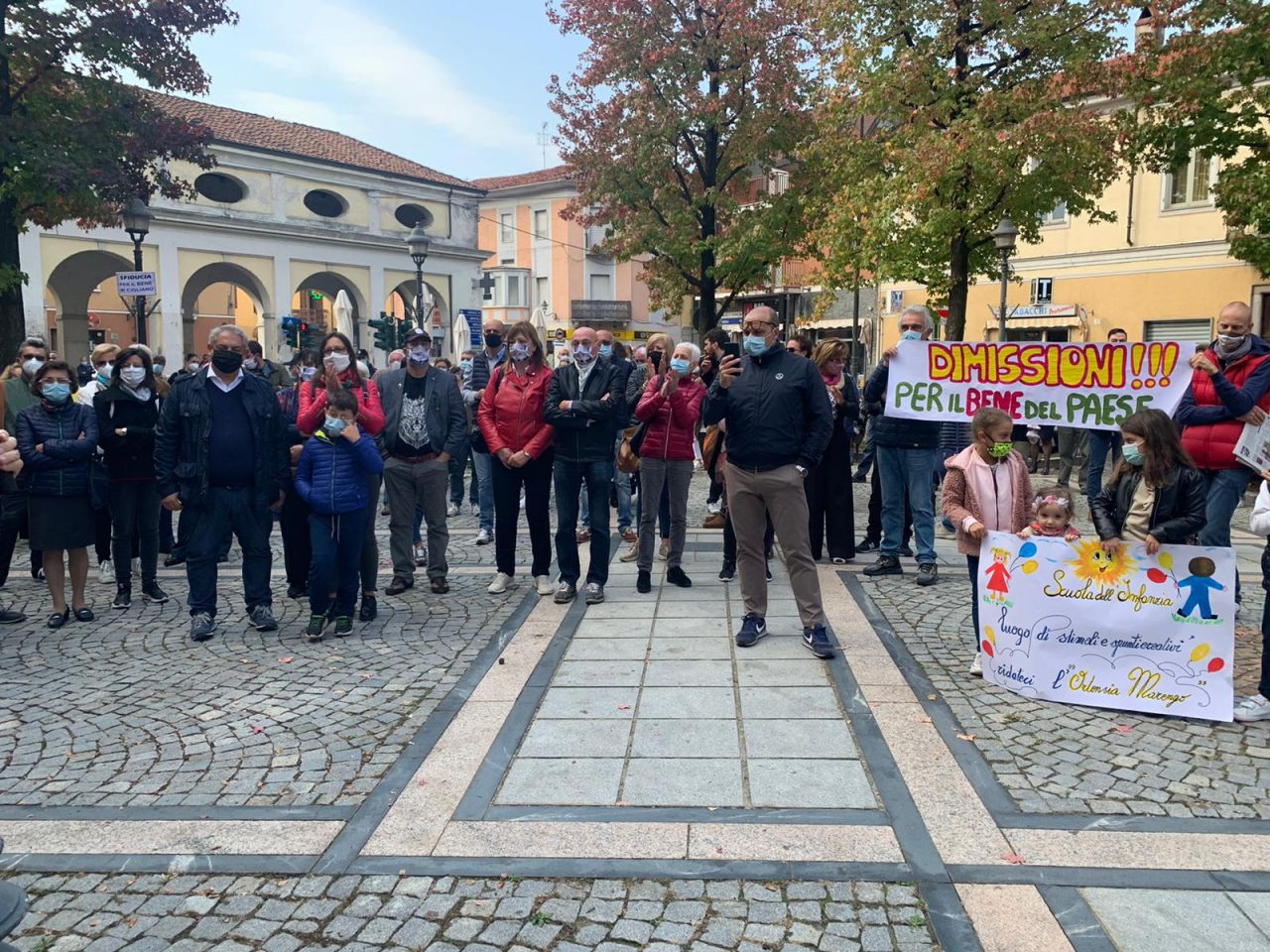 I cittadini vogliono le dimissioni del sindaco: la protesta in piazza IL VIDEO