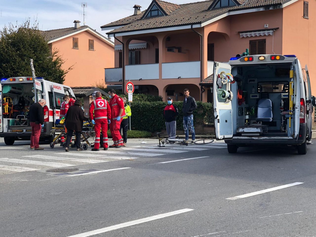 Scontro tra auto e bici sulla 590 a Cavagnolo: ciclista ferito