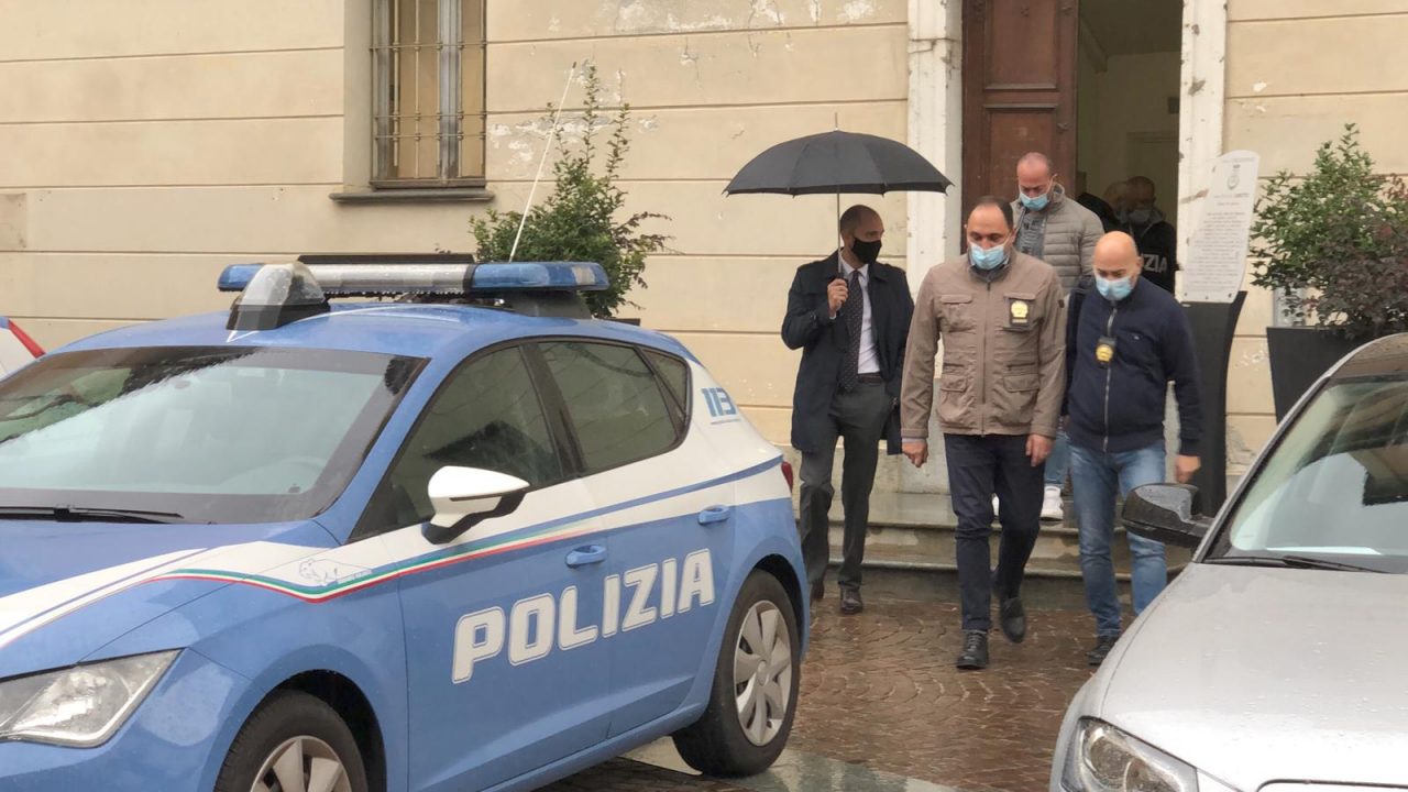 False cittadinanze, blitz della Polizia in Comune a Crescentino LE FOTO