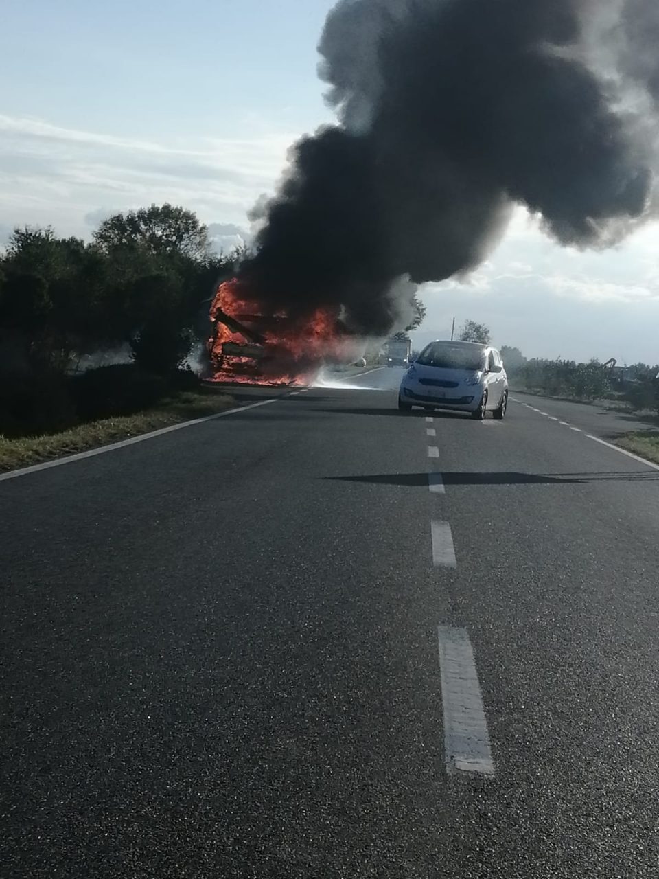 Incendio camper lunga la provinciale LE FOTO