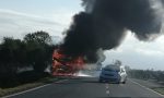 Incendio camper lunga la provinciale LE FOTO