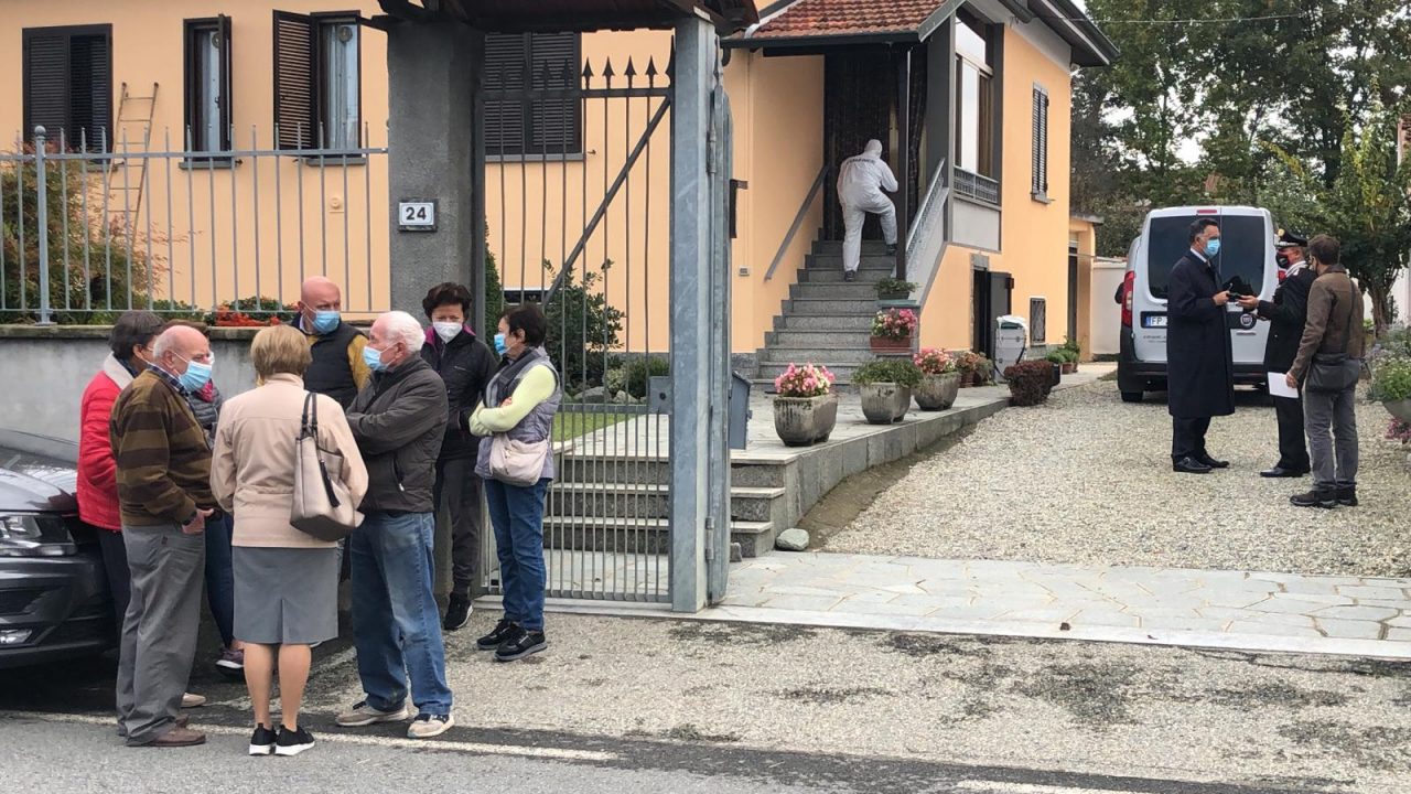 Donna trovata accoltellata in casa
