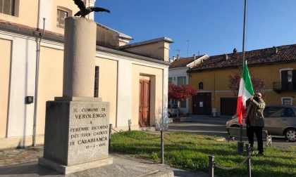 CasaPound dona tricolore a monumento dei Caduti LE FOTO