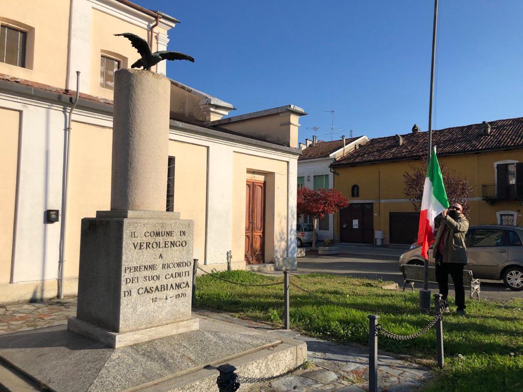 CasaPound dona tricolore a monumento dei Caduti LE FOTO