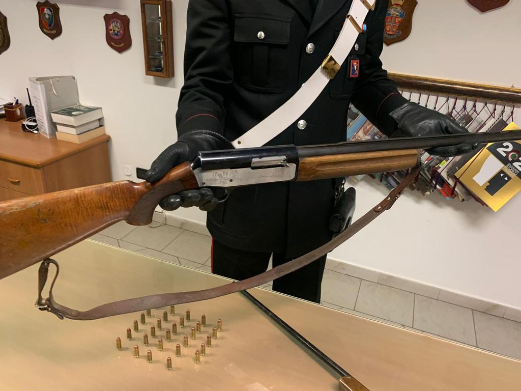 Carabinieri a caccia di armi e munizioni in Canavese