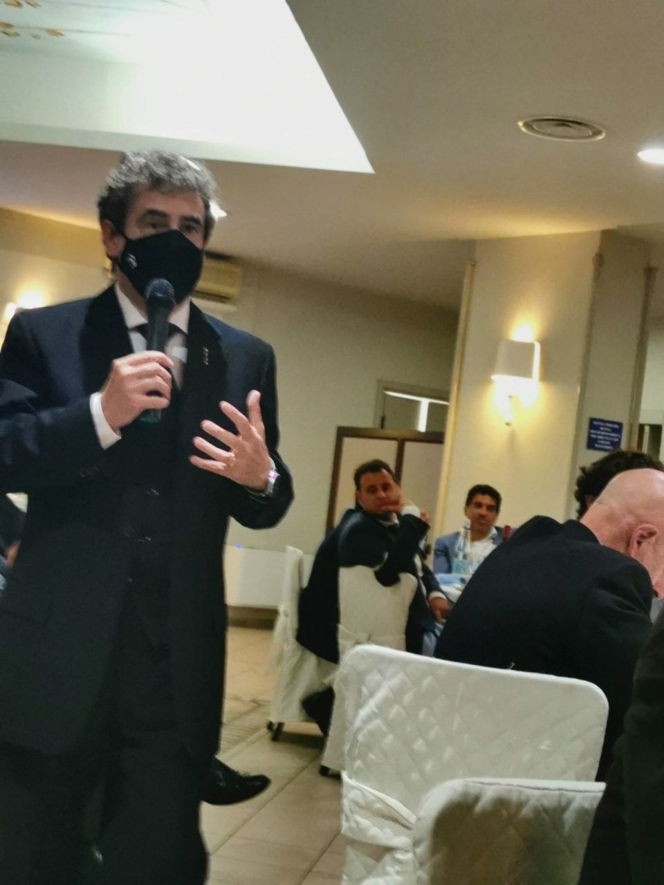 Il virologo: “Fate attenzione il Covid è subdolo”