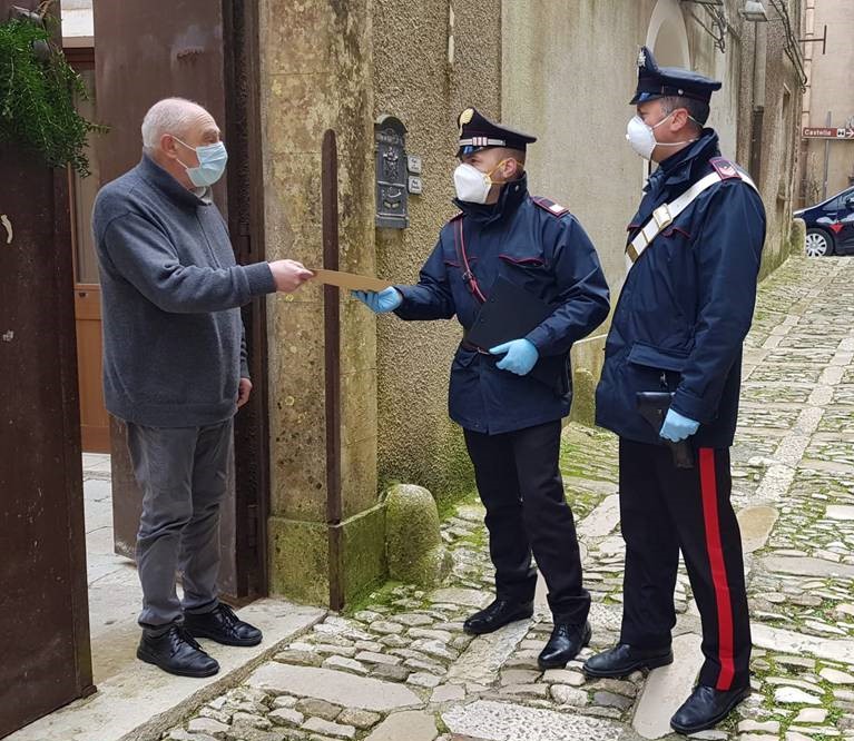 Agli anziani la pensione la consegnano i carabinieri