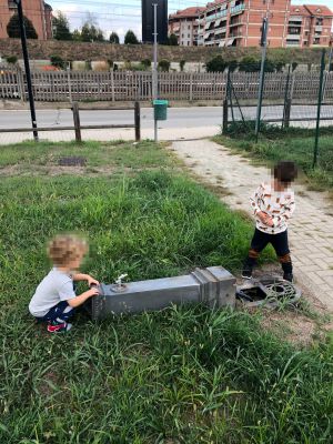 Cede una fontana, due fratellini salvi per miracolo