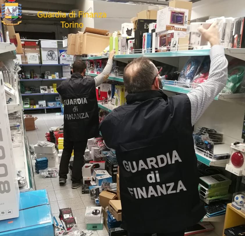 Guardia di Finanza sequestra 10 mila articoli