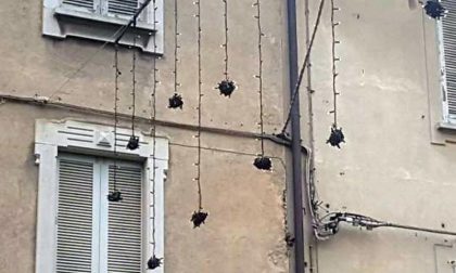 L’olimpo del trash: le luminarie a forma di coronavirus ci mancavano