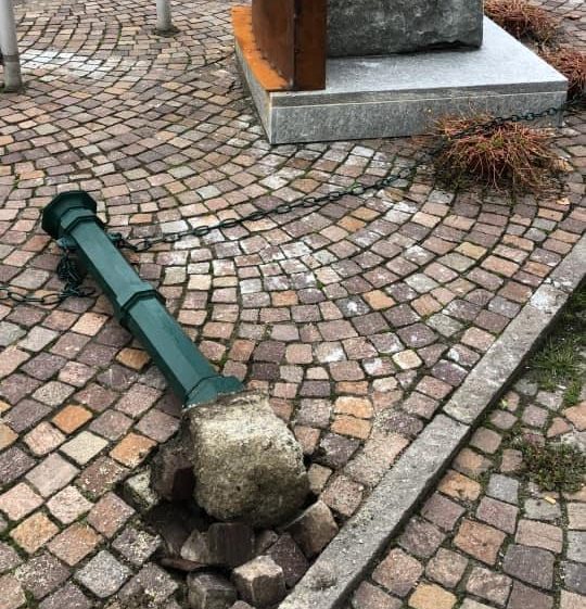 Danneggiato il monumento agli Alpini, i vandali si costituiscono