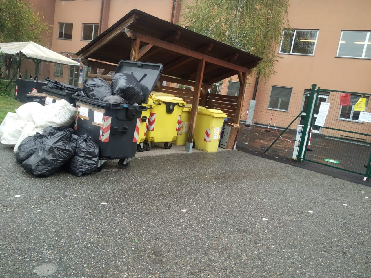 Infanzia «Dasso», le proteste dei genitori alle prese con disservizi e cumuli di rifiuti