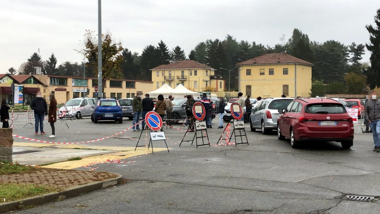 Tamponi su prenotazione, scoppia il caos a Chivasso