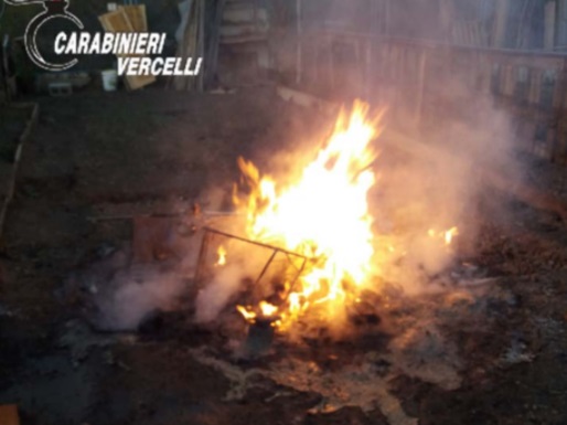 Brucia un cumulo di rifiuti, denunciato