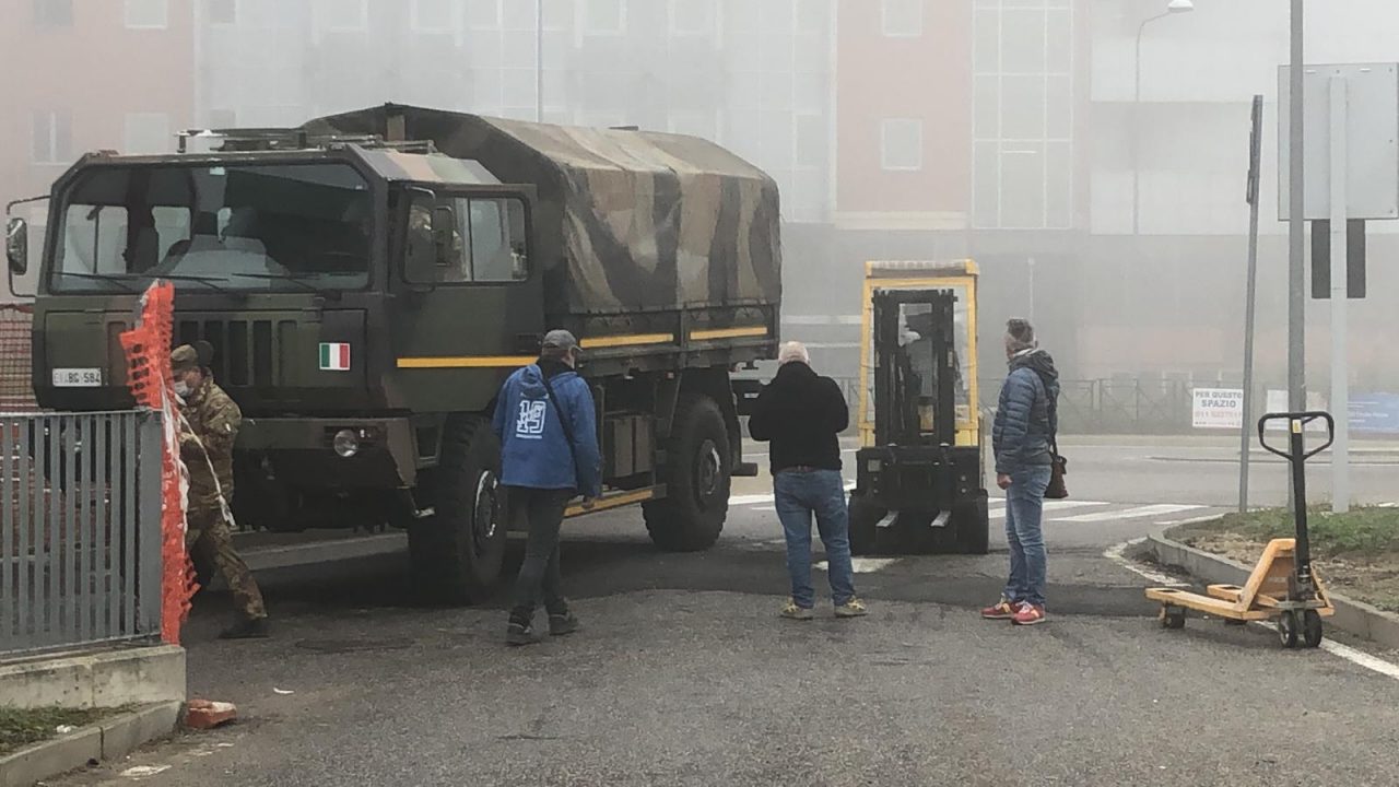 A Chivasso, al via il montaggio di due tende per ospitare i positivi al Covid19 LE FOTO