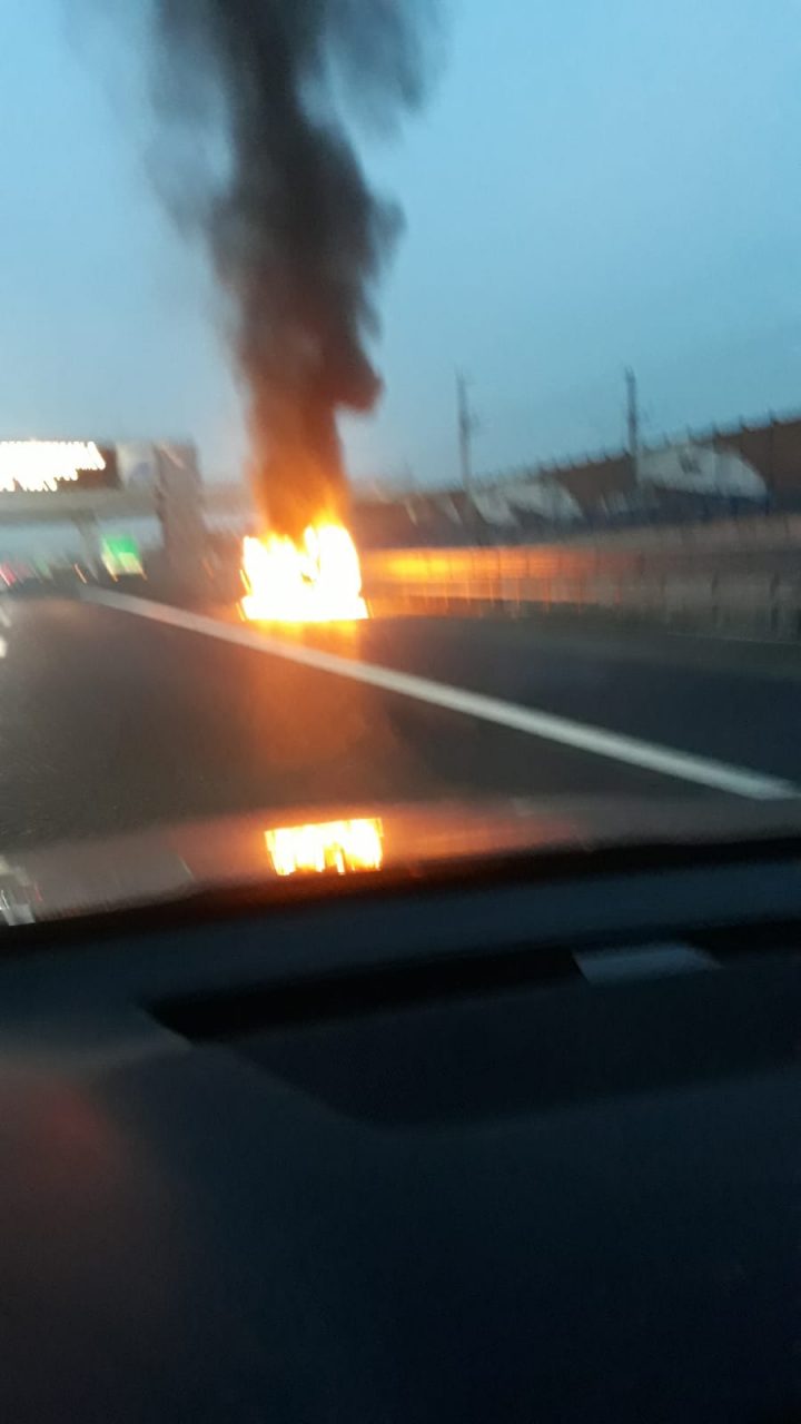 Auto della Cri in fiamme sulla A4 tra Chivasso e Brandizzo