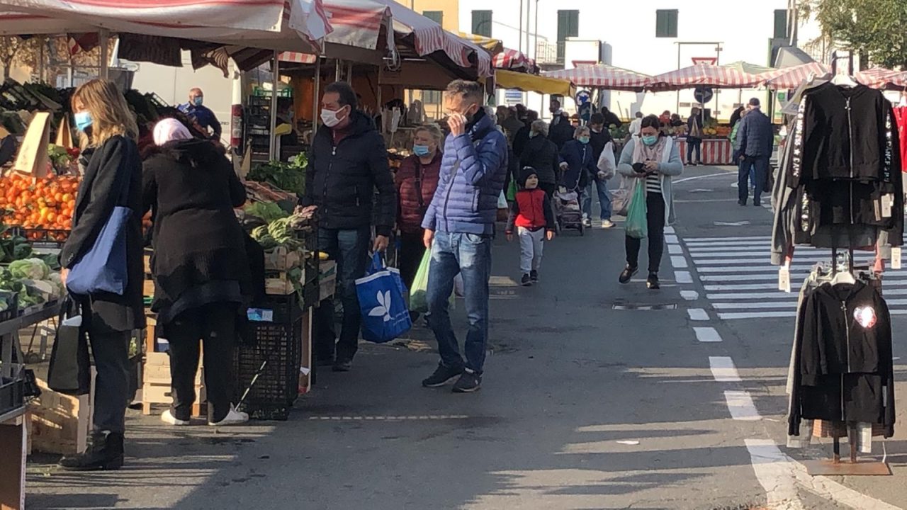 Mercato al tempo del Covid19, solo con mascherine e distanziamento LE FOTO