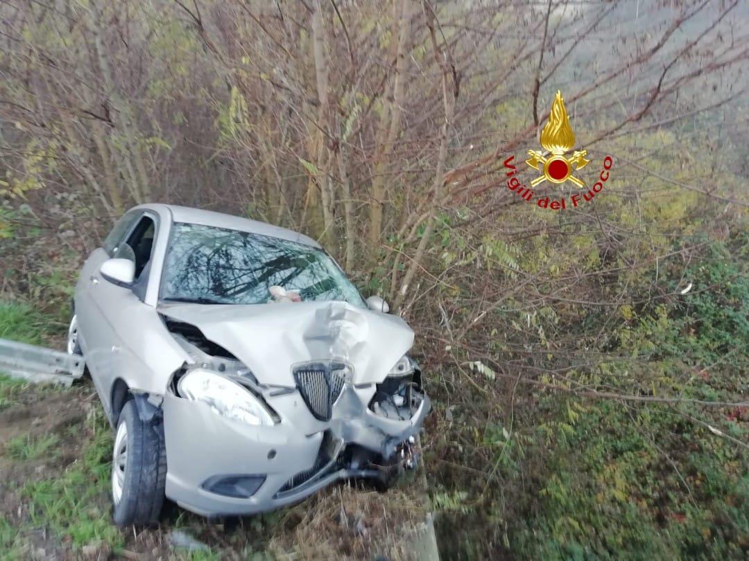 Auto esce di strada e resta in bilico tra le piante