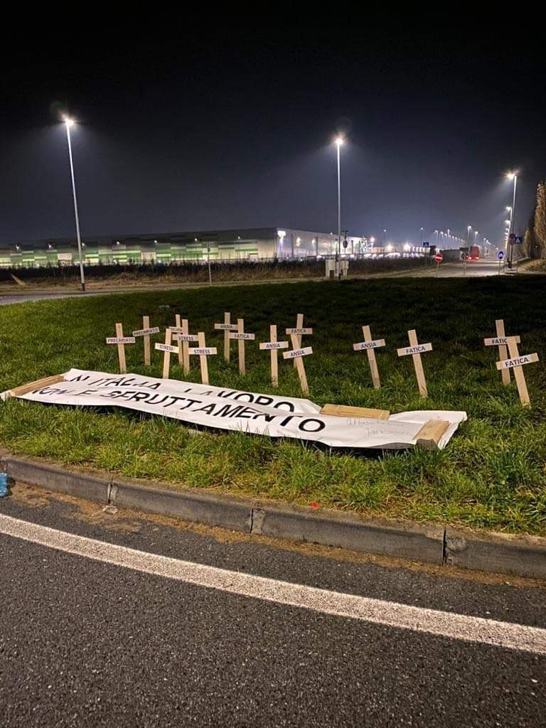Un cimitero all’interno del polo logistico Amazon